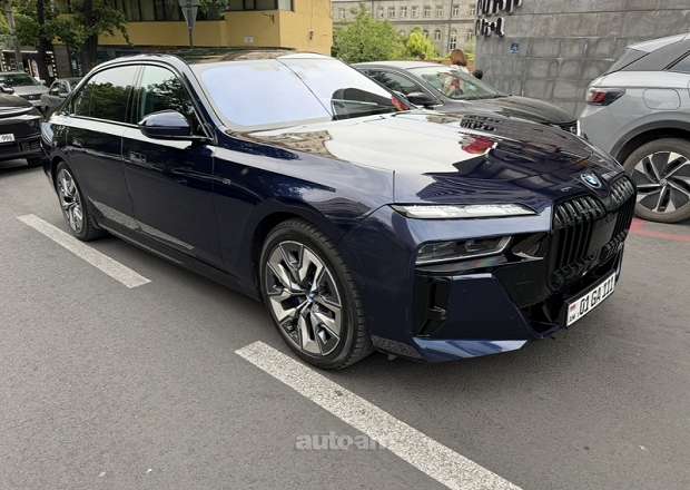 BMW i7