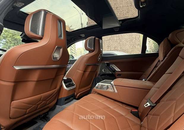 BMW i7