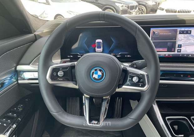 BMW i7
