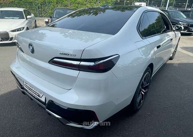 BMW i7