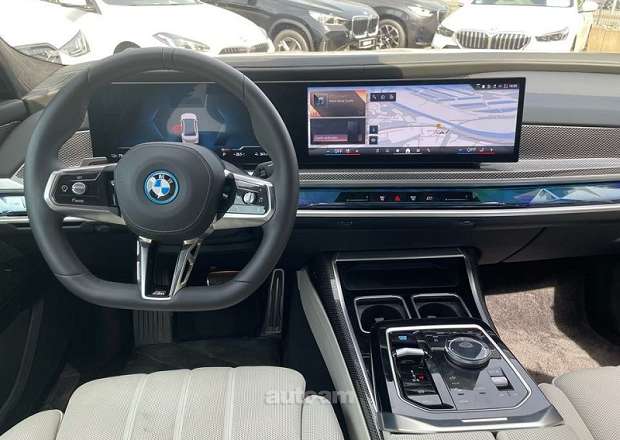 BMW i7