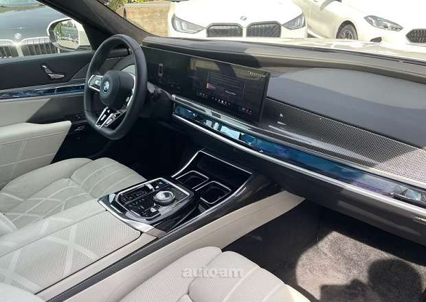 BMW i7