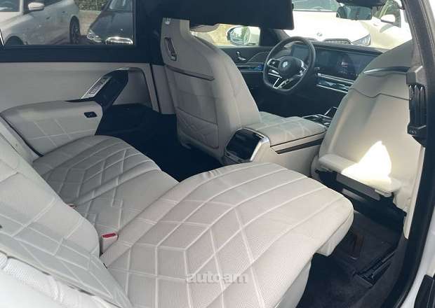 BMW i7