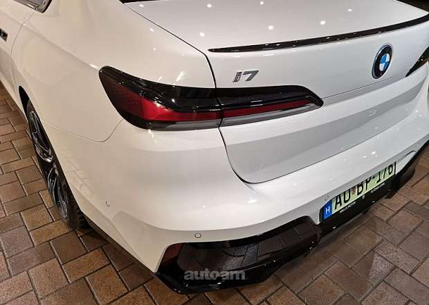 BMW i7