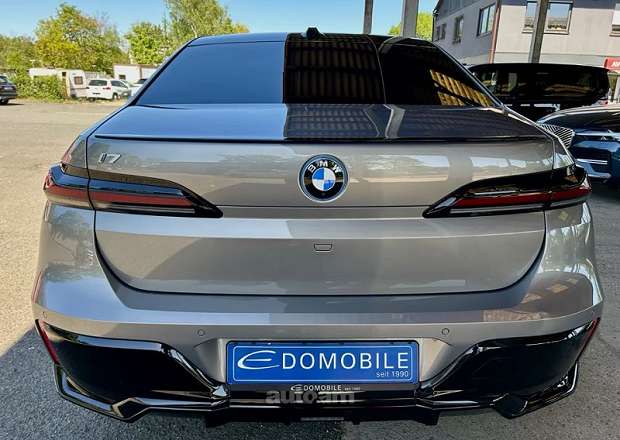 BMW i7