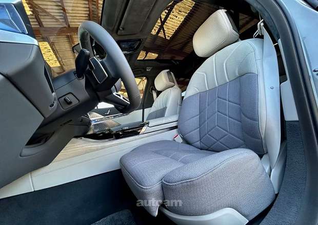 BMW i7