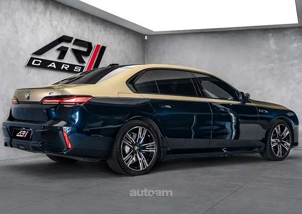 BMW i7