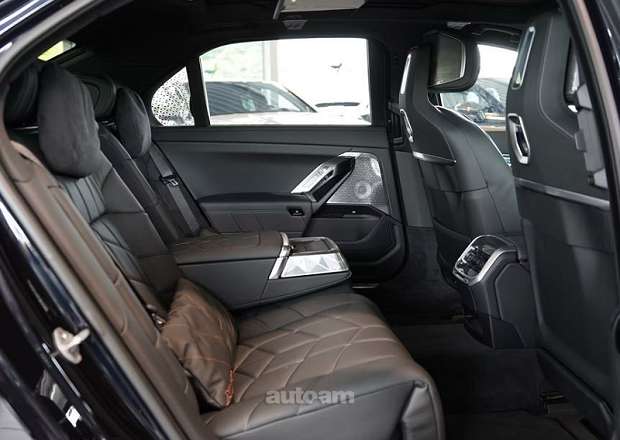 BMW i7