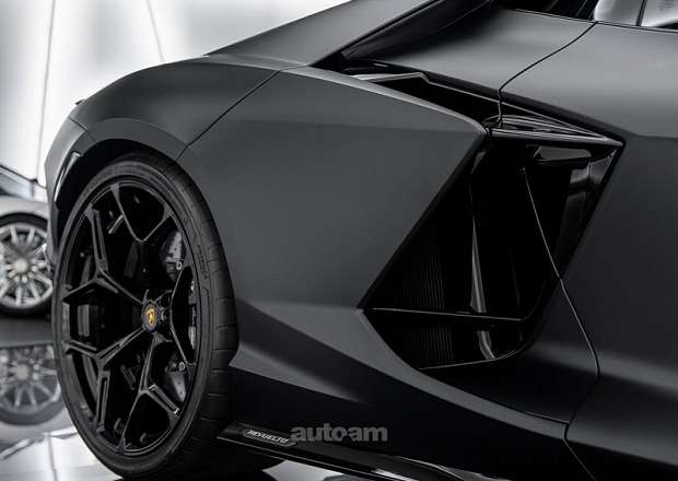 Lamborghini Revuelto