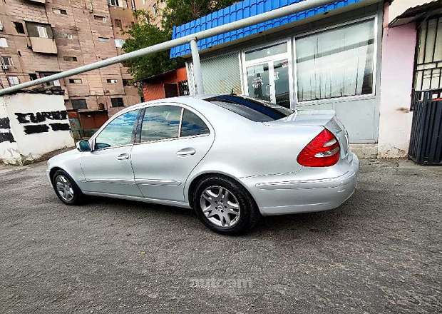Mercedes-Benz E 320