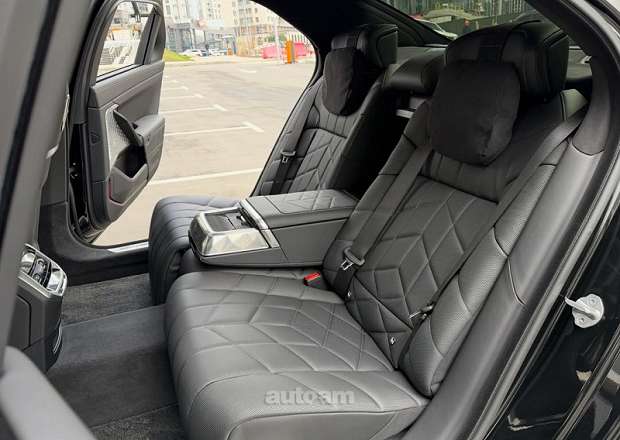 BMW i7
