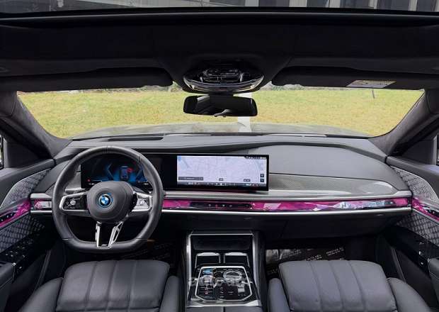 BMW i7