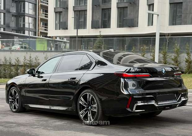 BMW i7