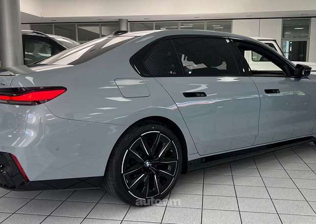 BMW i7