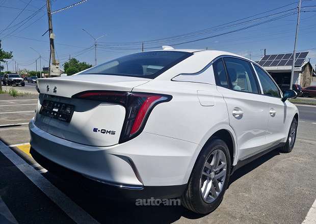 Hongqi E-QM5