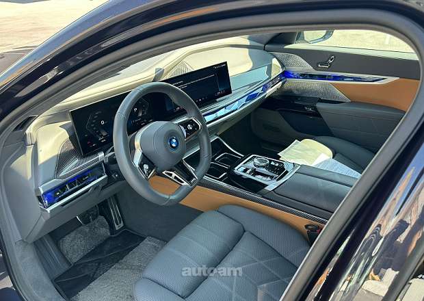 BMW i7