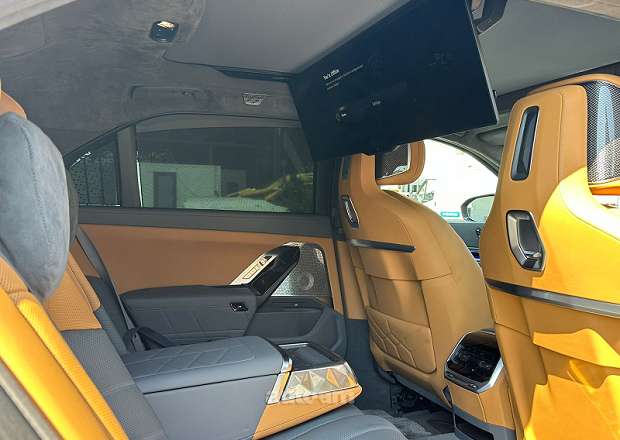 BMW i7
