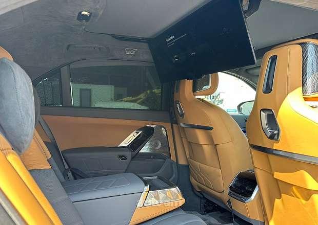 BMW i7