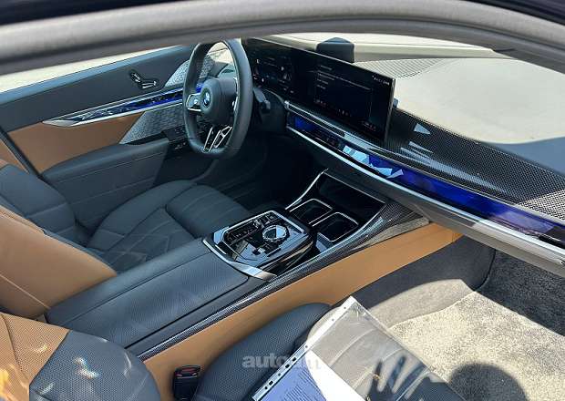 BMW i7
