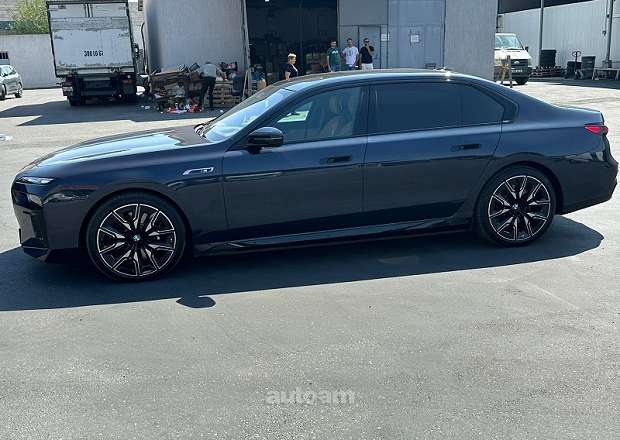 BMW i7