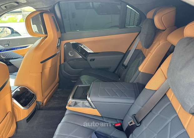 BMW i7