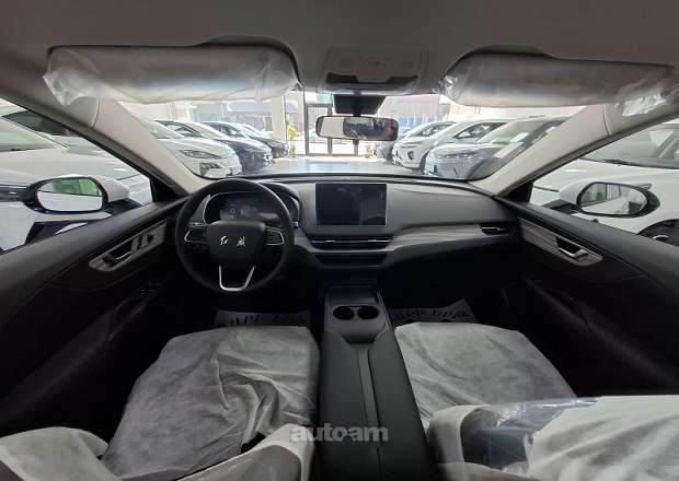 Hongqi E-QM5