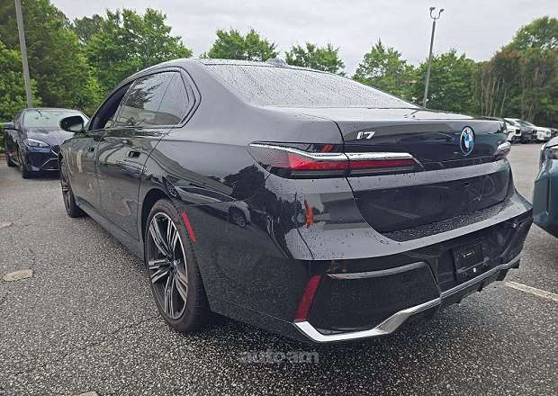 BMW i7