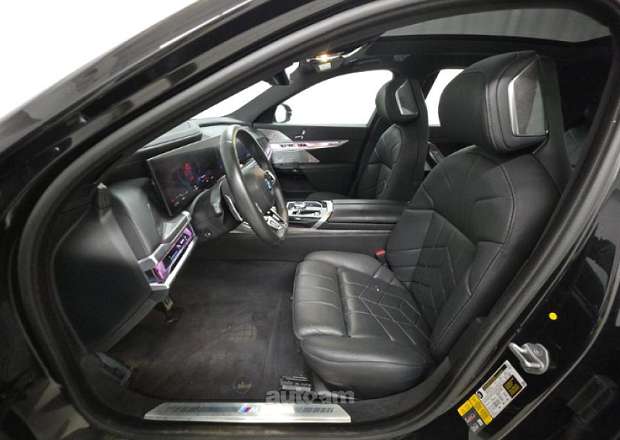 BMW i7