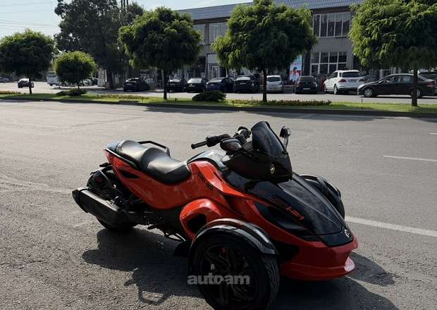 BRP Can-am Spyder RS 2015 — լուսանկար 2