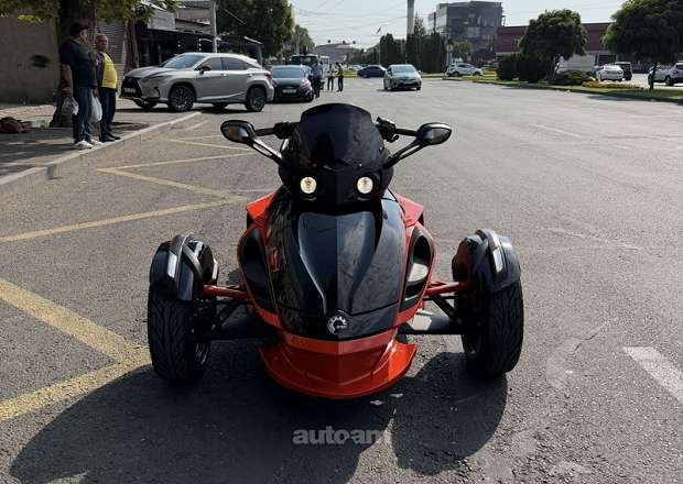BRP Can-am Spyder RS 2015 — լուսանկար 1