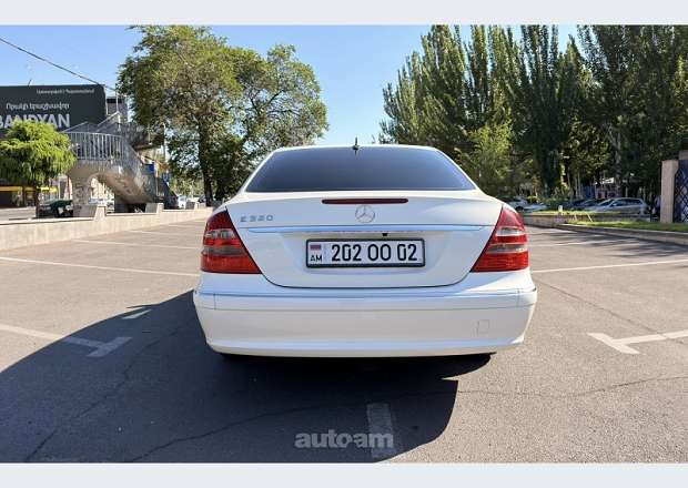 Mercedes-Benz E 320