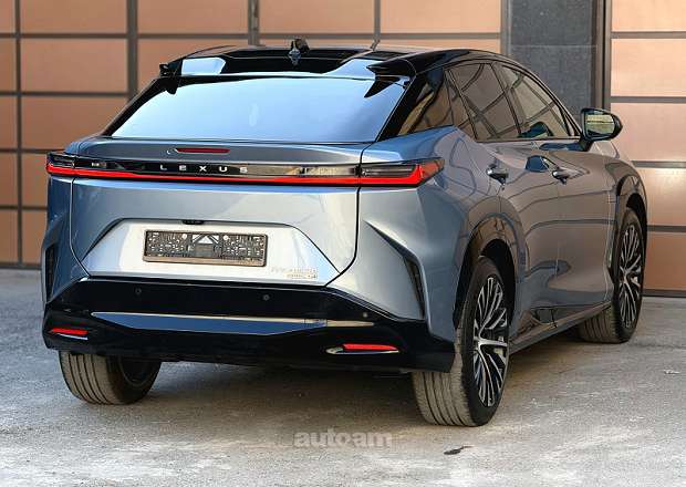 Lexus RZ 450e