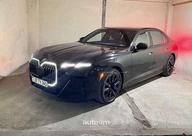 BMW i7
