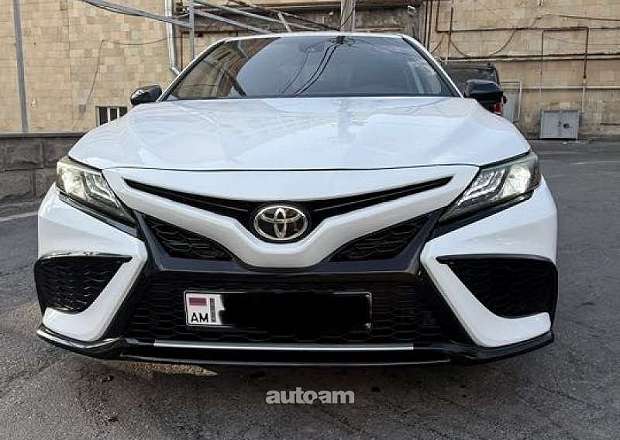 Toyota Camry 2020 — photo 1