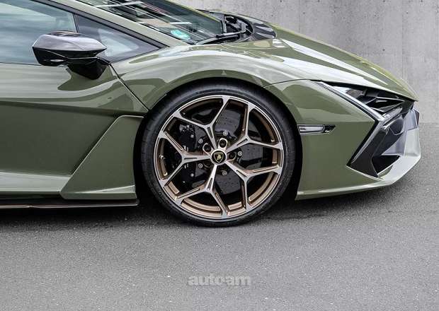Lamborghini Revuelto