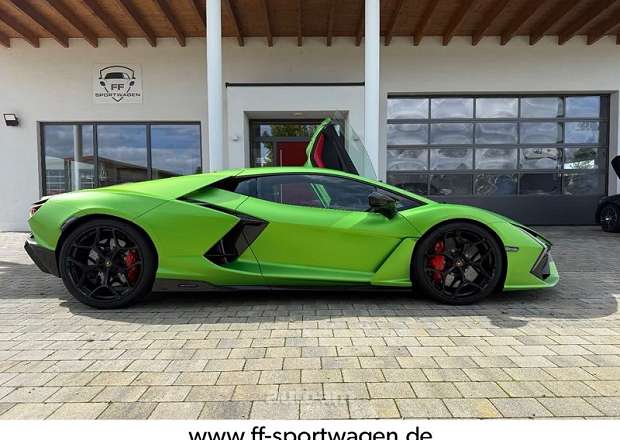 Lamborghini Revuelto