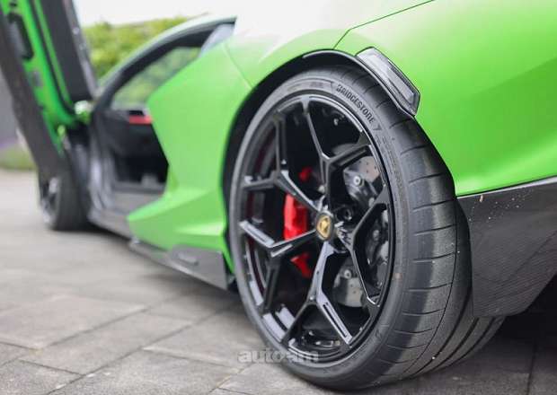 Lamborghini Revuelto