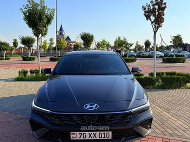 Hyundai Elantra  2025 