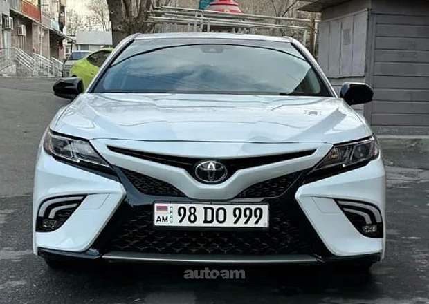 Toyota Camry 2018 — фото 1
