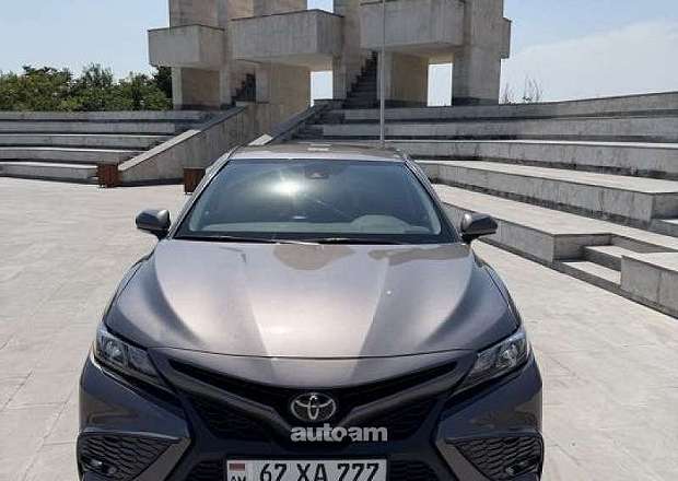 Toyota Camry 2023 — фото 1