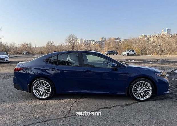 Toyota Camry 2025 — լուսանկար 2
