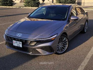 Hyundai Elantra  2024 