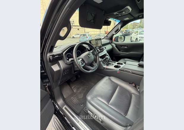Toyota Land Cruiser 300