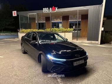 Hyundai Elantra  2024 