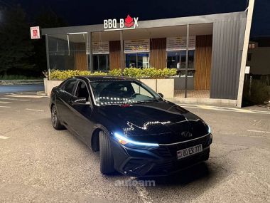 Hyundai Elantra  2024 