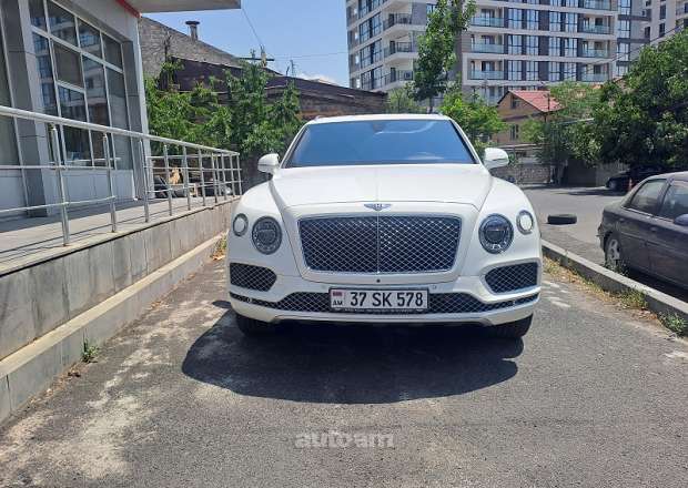 Bentley Bentayga 2018 — լուսանկար 1