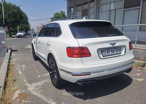 Bentley Bentayga 2018 — լուսանկար 9