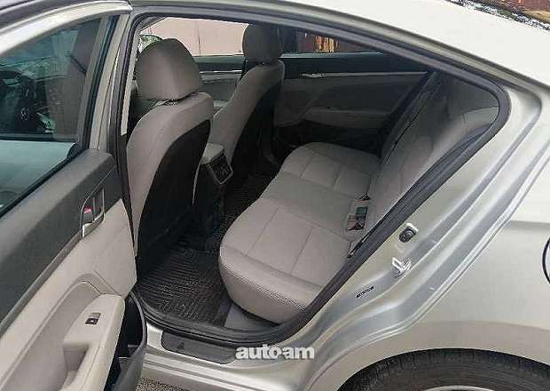 Hyundai Elantra 2019 — լուսանկար 9