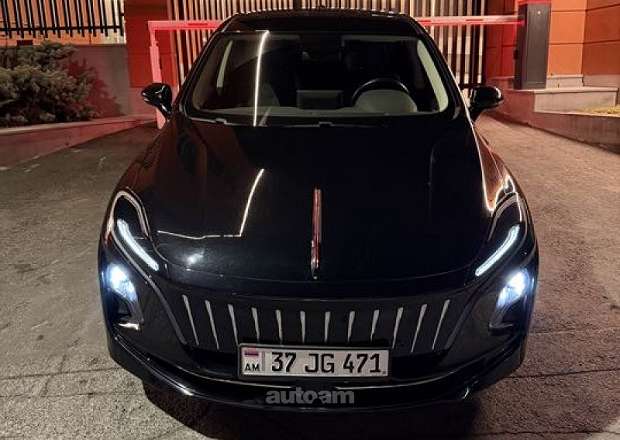 Hongqi E-QM5
