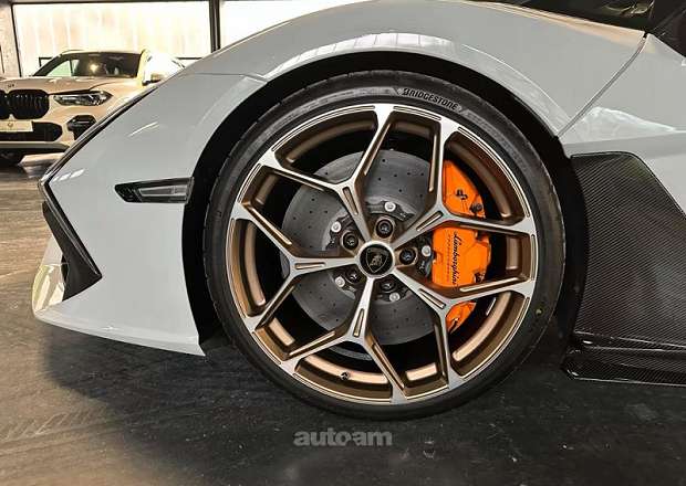 Lamborghini Revuelto